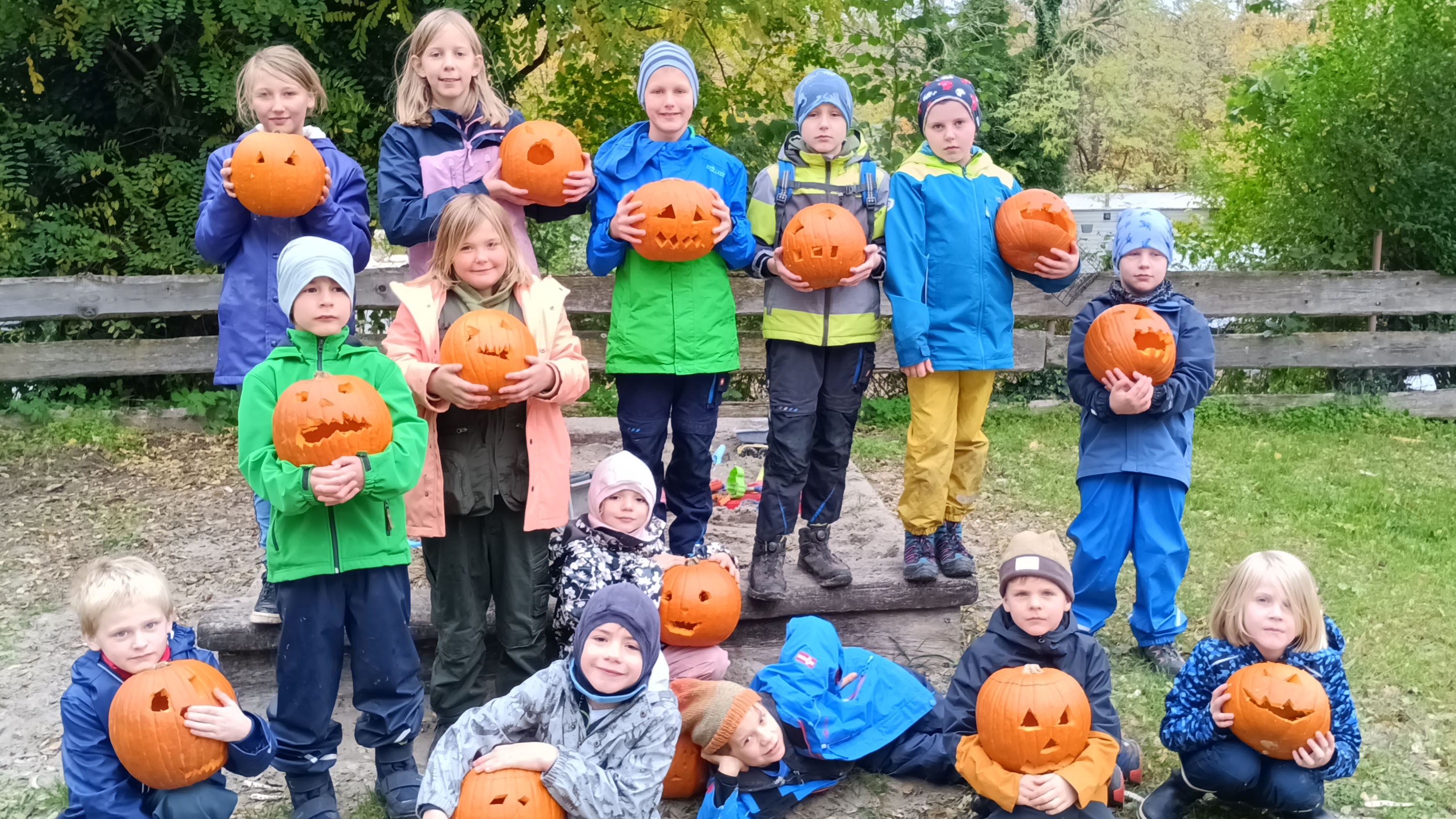 Die Umweltdedektive und ihre selbstgeschnitzten Kürbisse